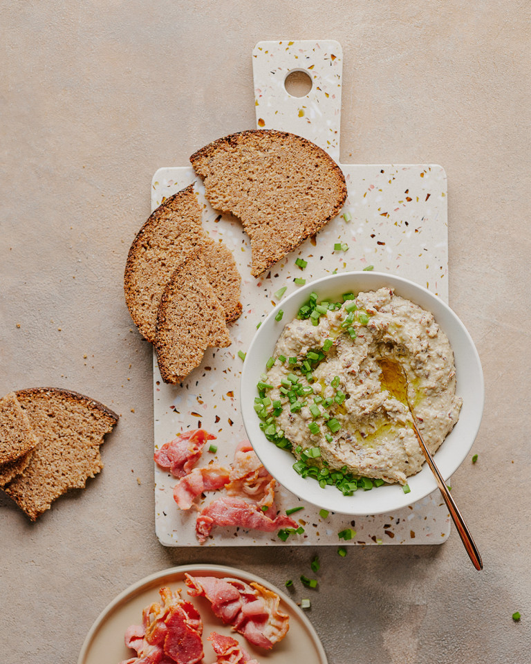 Pelēko zirņu humoss ar bekonu un lociņiem