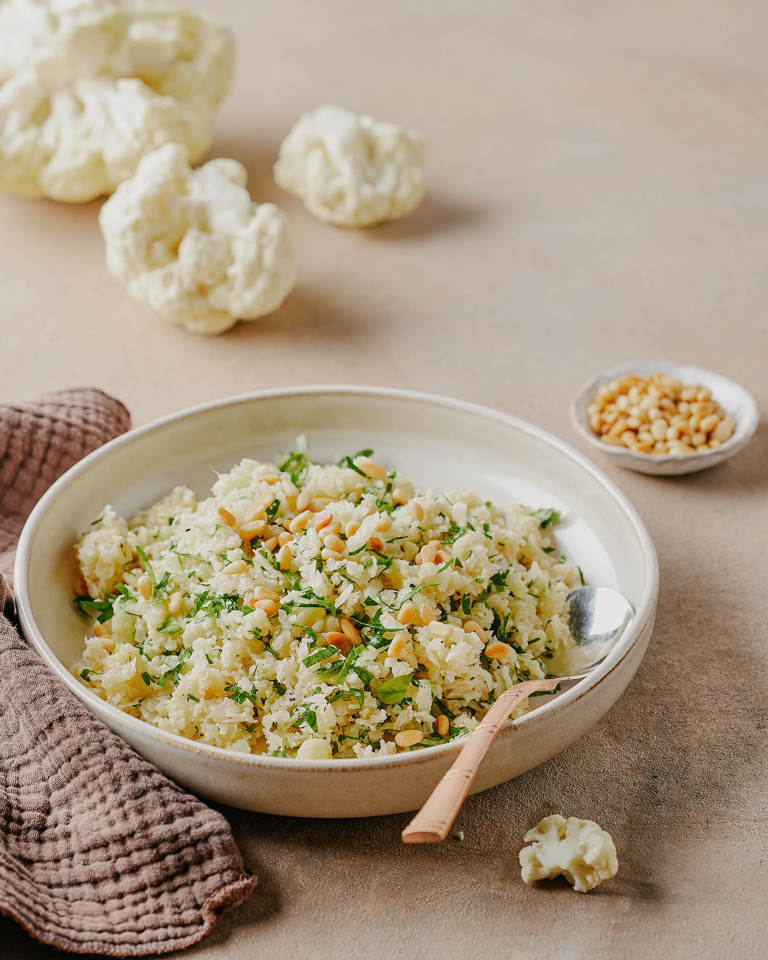 Puķkāposta "rīsi" ar ciedru riekstiem